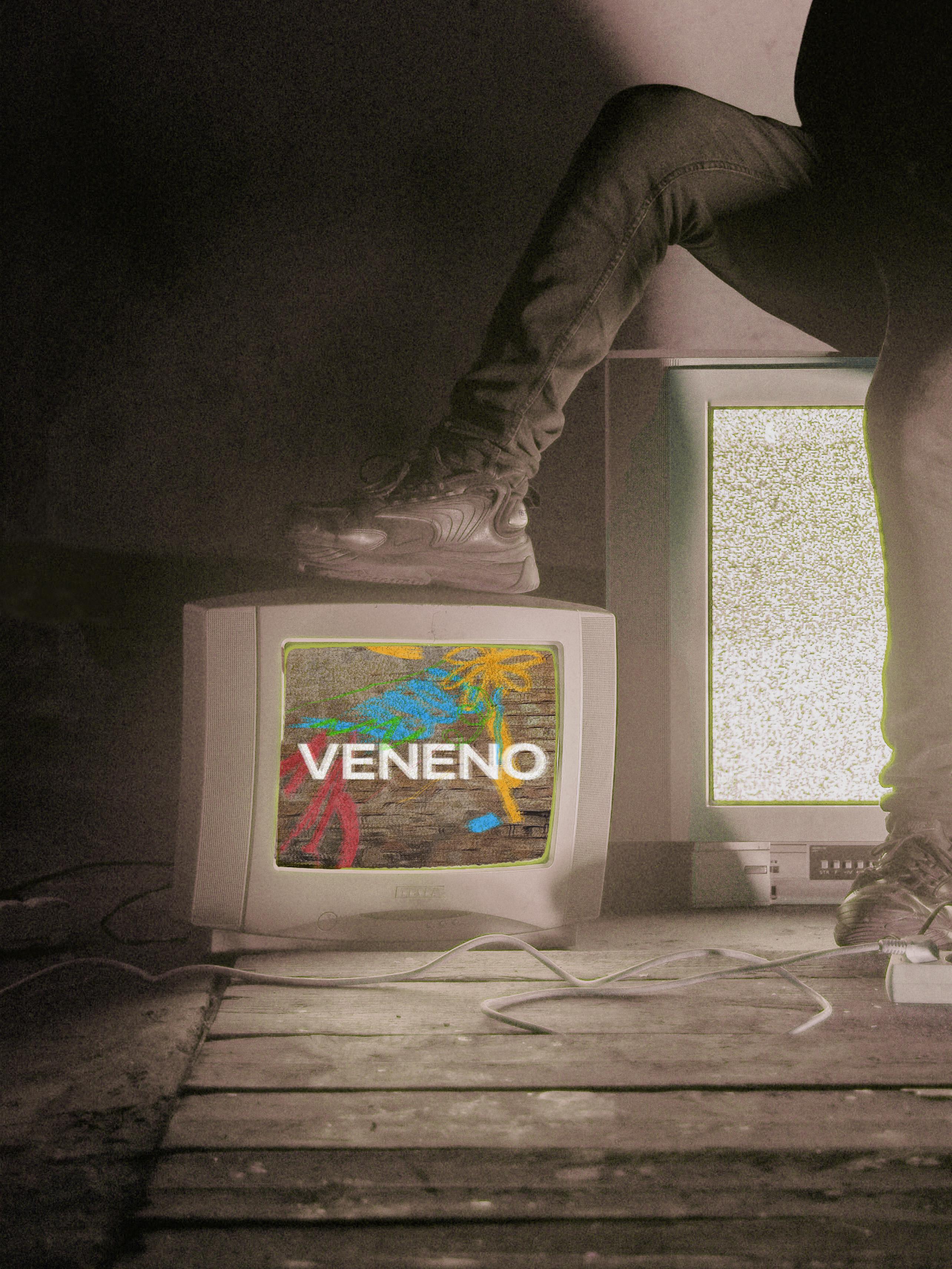 An old TV with the Veneno logo on the screen